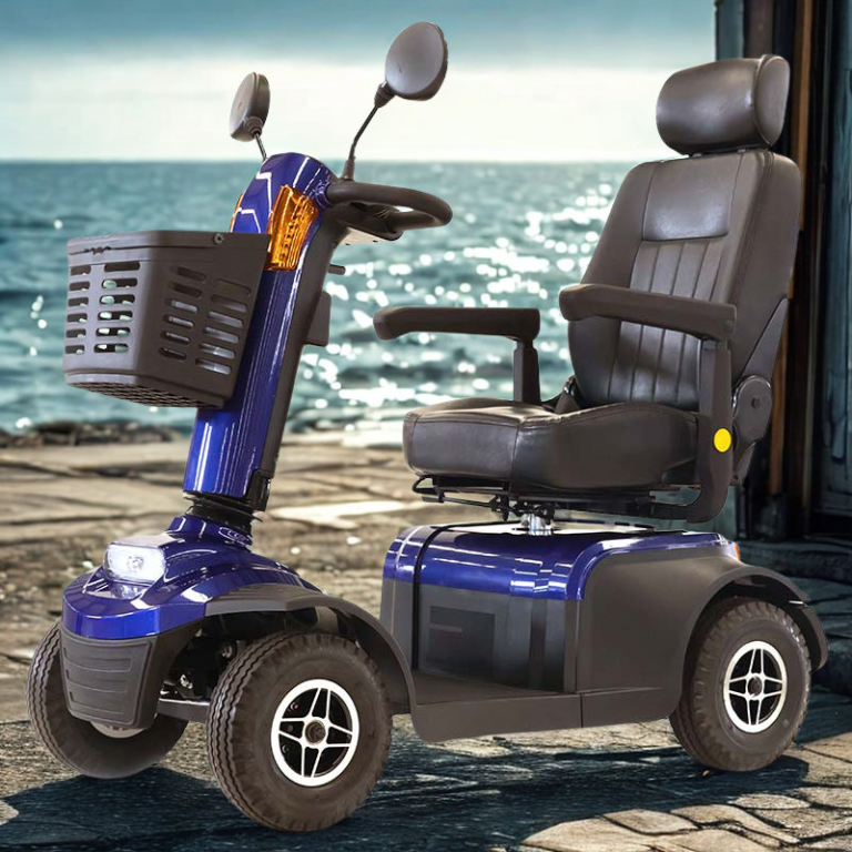 Es un scooter ideal para exteriores gracias a su potente motor de 500W, autonomía de 30 a 40 km.
Va equipado con un completo juego de luces.